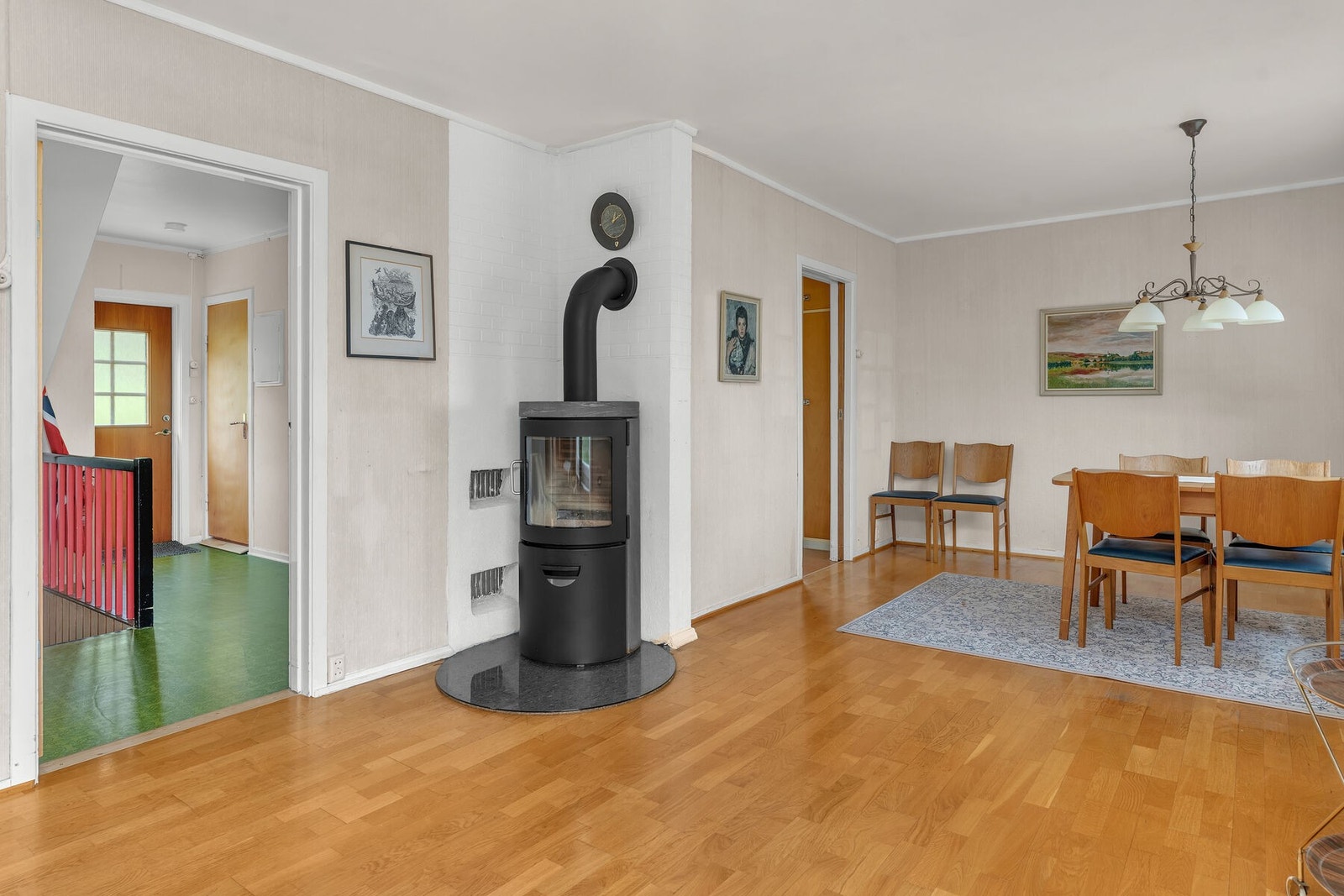 Boligen varmes opp med vedovn og varmepumpe i stuen, elektrisitet og gulvvarme på bad Galleribilde