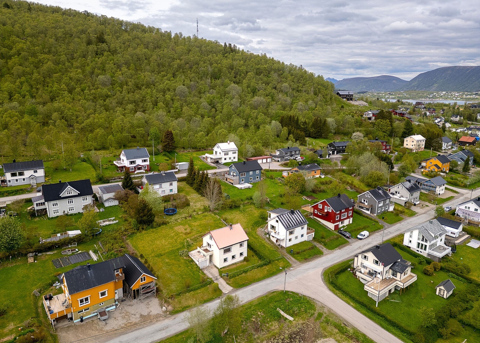 Eiendommen består av 2 gårds- og bruksnummer, med totalt tomteareal på 900 kvm Galleribilde