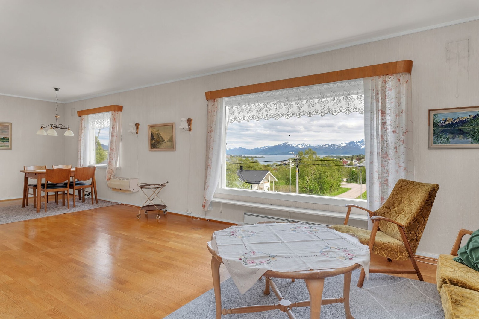 God utsikt mot sjø og fjell fra stuen Galleribilde