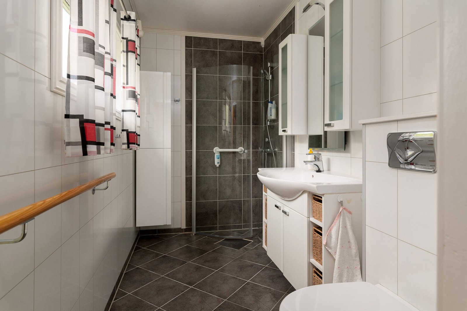 Bad oppgradert i 2012 - Flislagt gulv med gulvarme Galleribilde