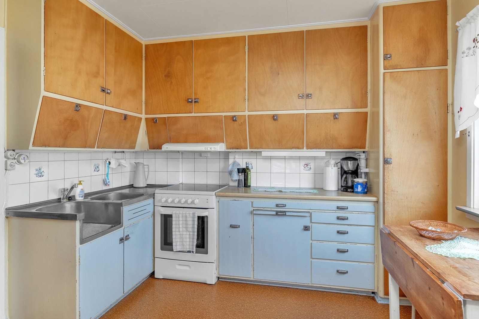 Kjøkken med eldre innredning Galleribilde