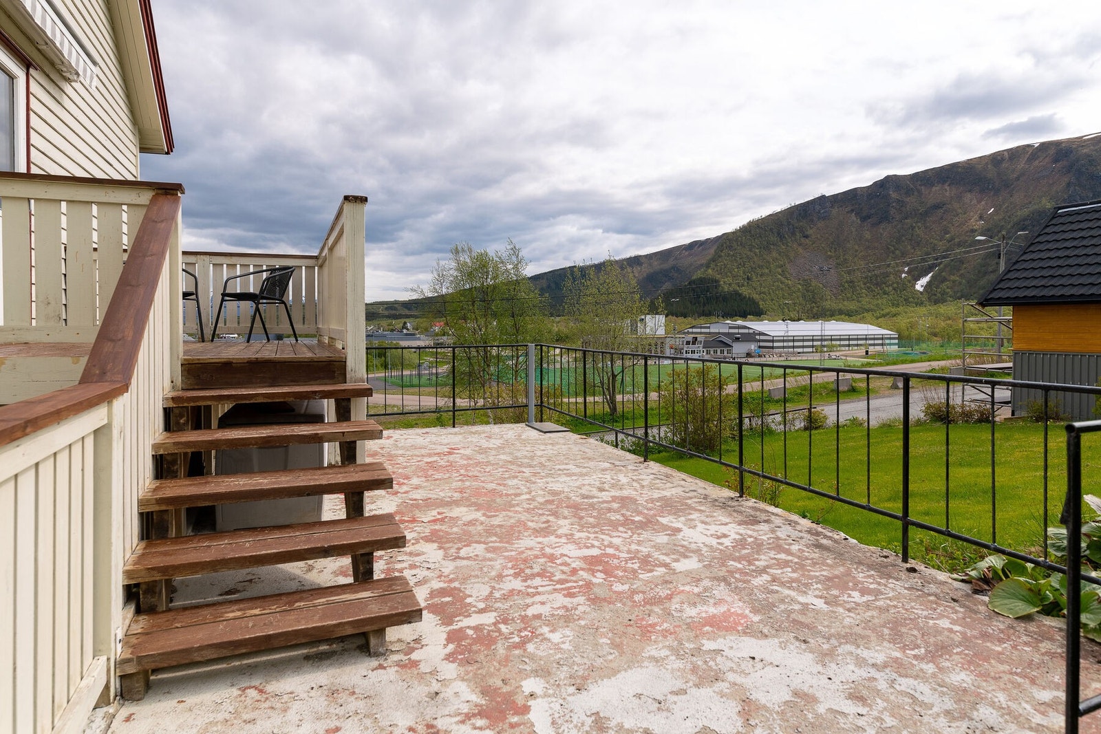 Terrasse med utgang fra stue og adkomst fra terreng Galleribilde