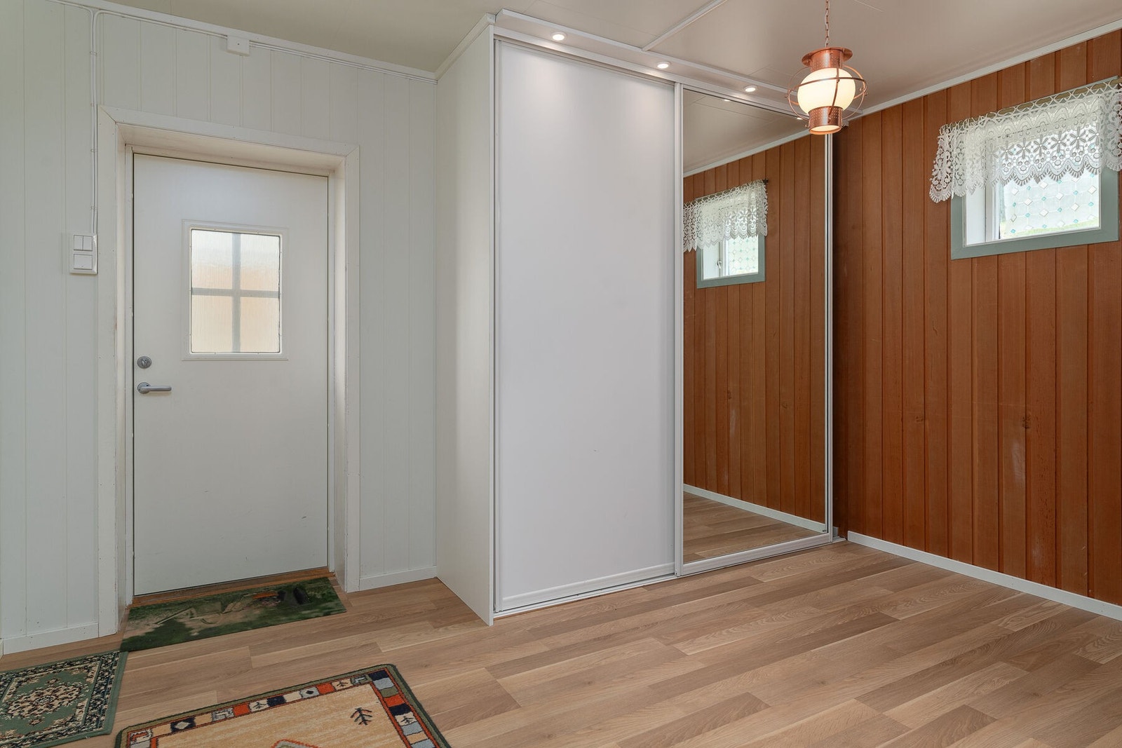 Entré med praktisk garderobe - Noe oppgradert i senere år med nyere overflater Galleribilde