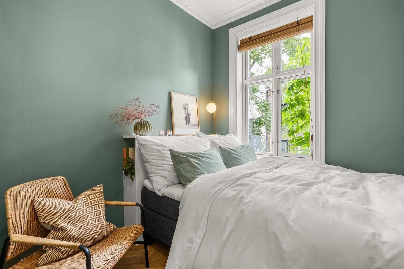 Innbydende soverom med god plass til stor seng og tilhørende nattbord. Galleribilde