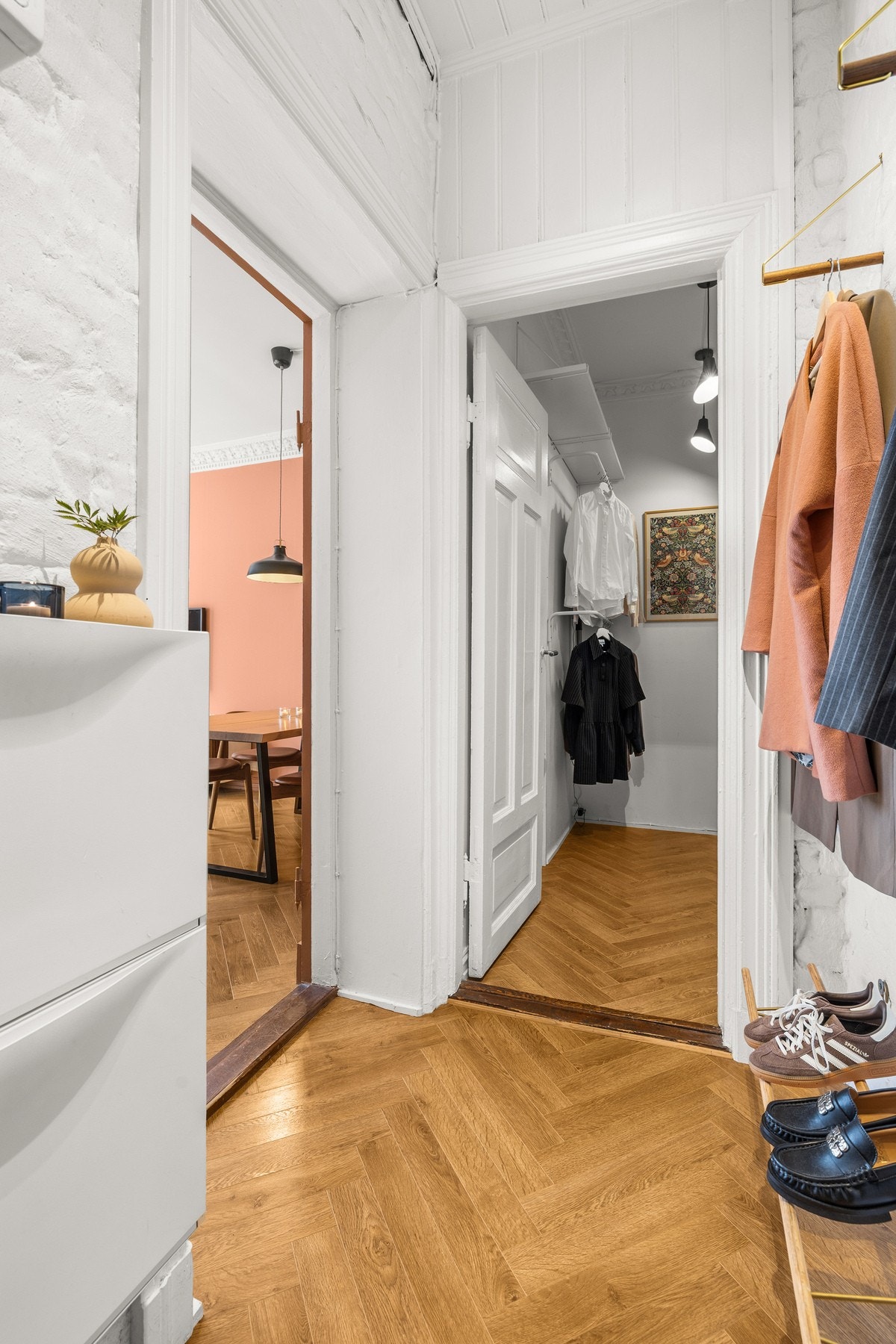 Entréen er lys og innbydende. Galleribilde