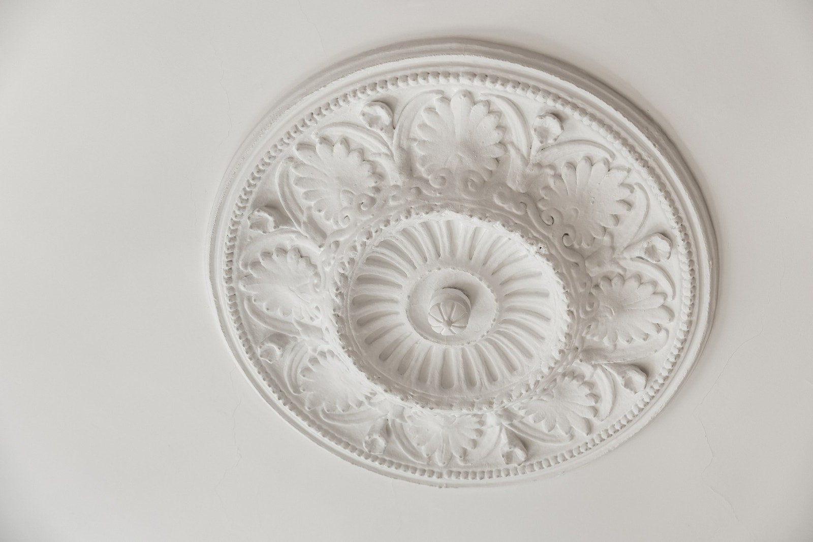 Det er flott rosett i taket og stukkaturer. Galleribilde