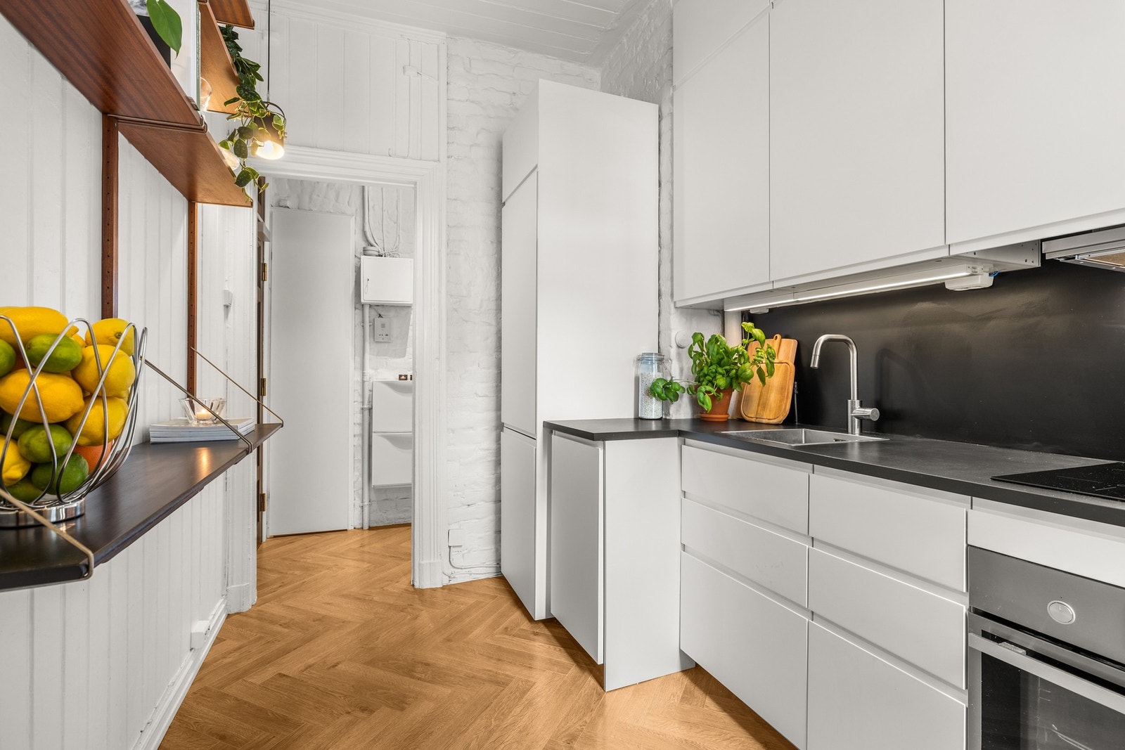 Kjøkkenet har en fin kombinasjon av skap- og benkeplass. Galleribilde