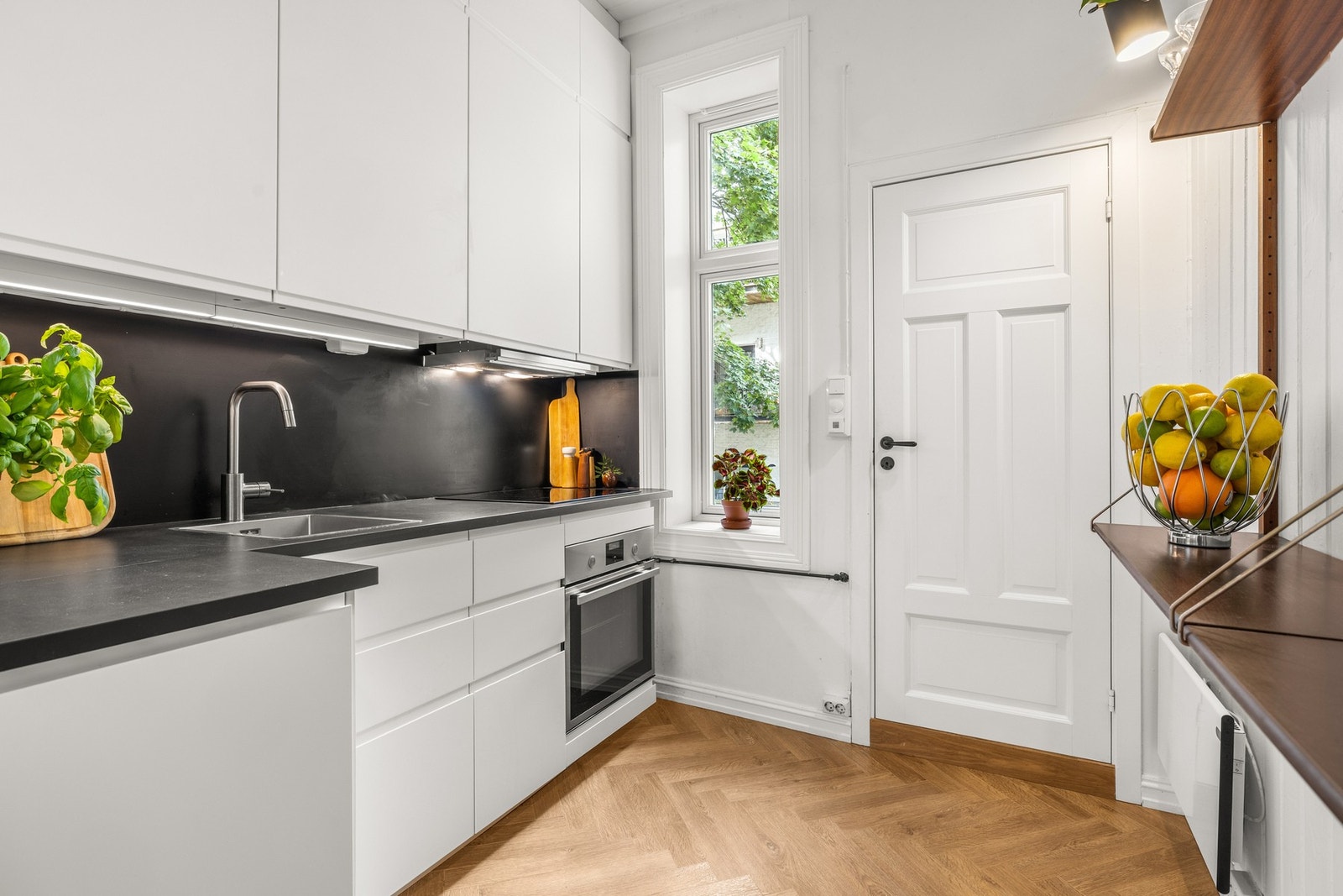 Videre har leiligheten et praktisk separat kjøkken. Galleribilde