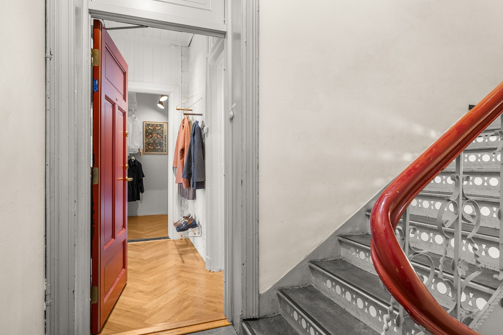 Adkomst via felles trappeoppgang med dørcalling. Galleribilde