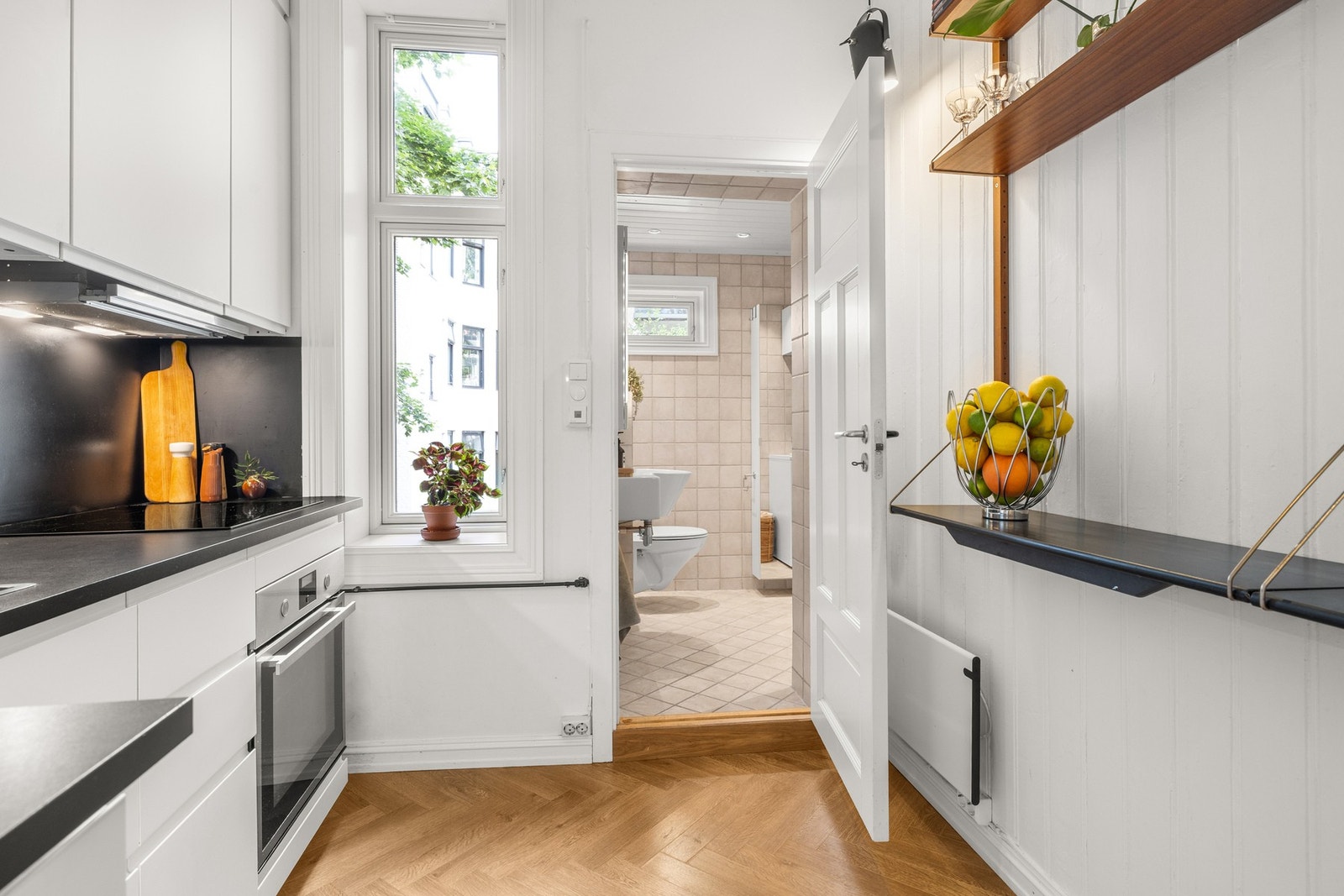 Videre adkomst inn mot bad. Galleribilde