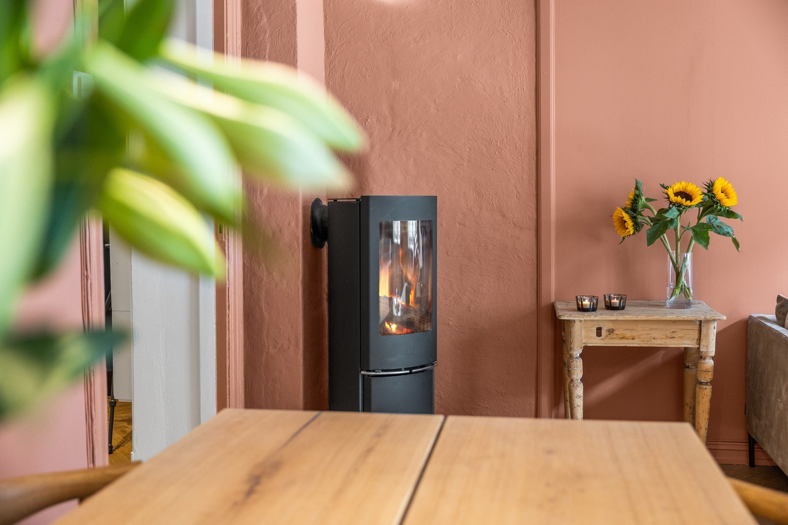 Vedovnen varmer godt i kaldere årstider og gir leiligheten en lun atmosfære. Galleribilde