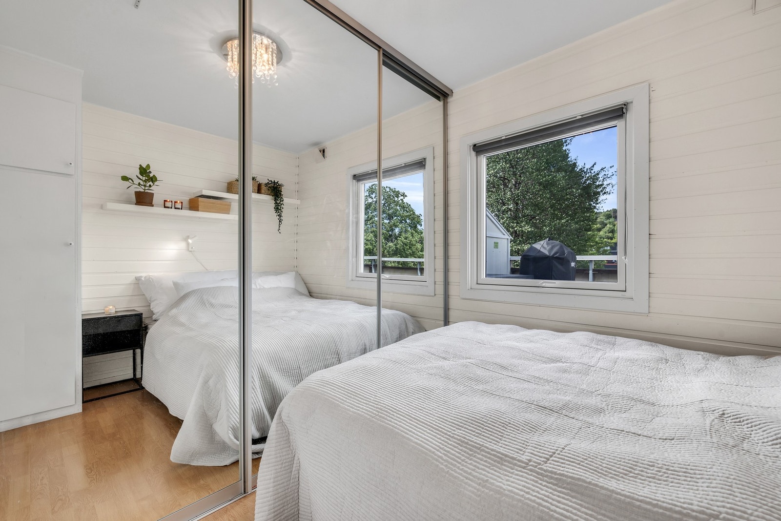 God plass til dobbeltseng og oppbevaring i skyvedørsgarderobe. Galleribilde