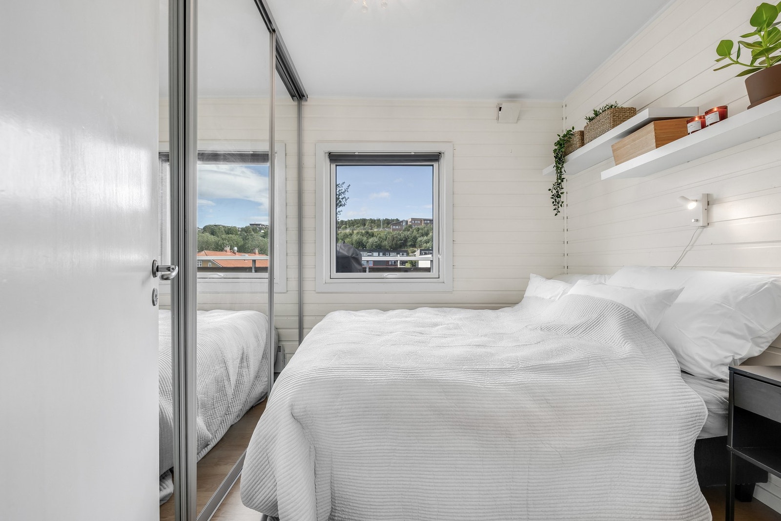 God plass til dobbeltseng og oppbevaring i skyvedørsgarderobe. Galleribilde