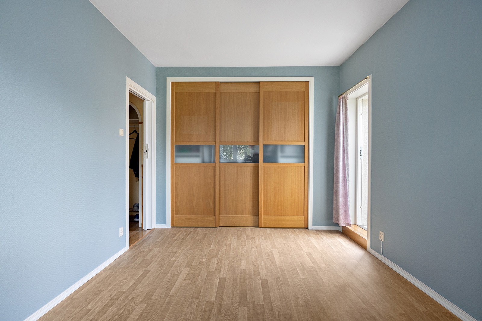 Tre skyvedører til stor garderobe Galleribilde