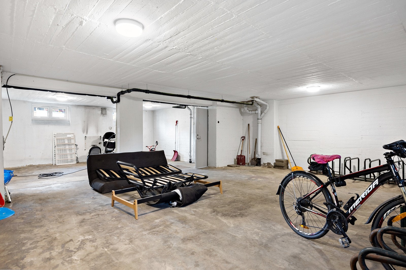 Store areal til barnevogner og sykler Galleribilde