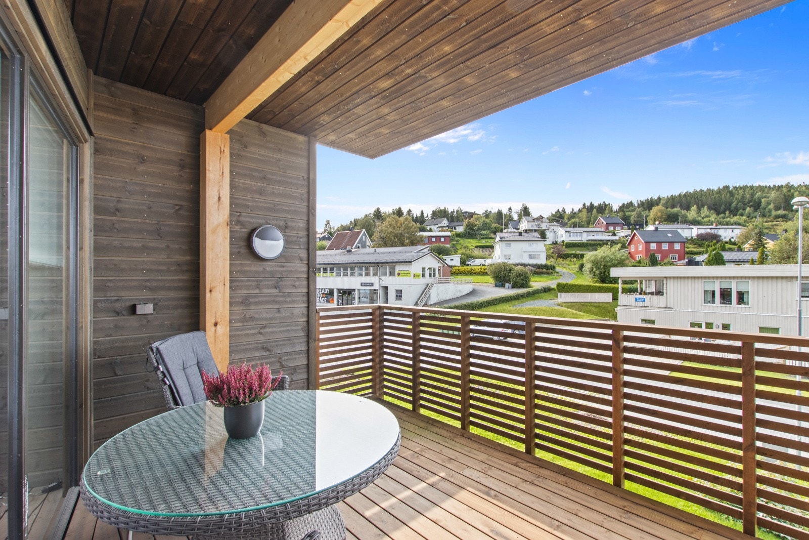 Fra veranda har man utsikt over Holåsen og Skogn sentrum. Galleribilde