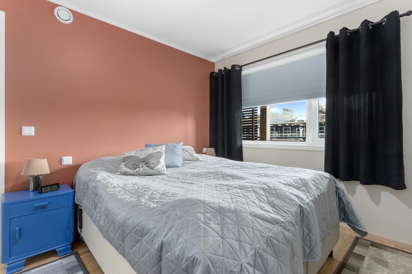 2 romslige soverom, begge med plass for stor seng og garderobe. Galleribilde