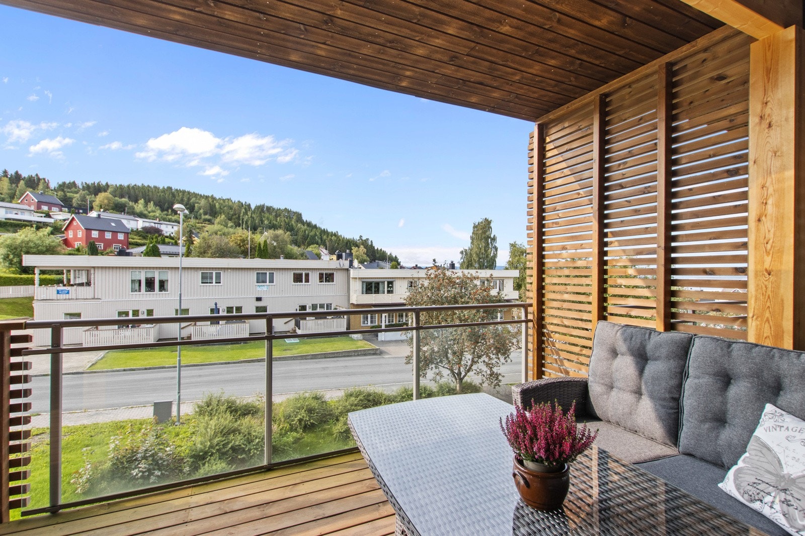 Stor veranda med gode solforhold. Galleribilde