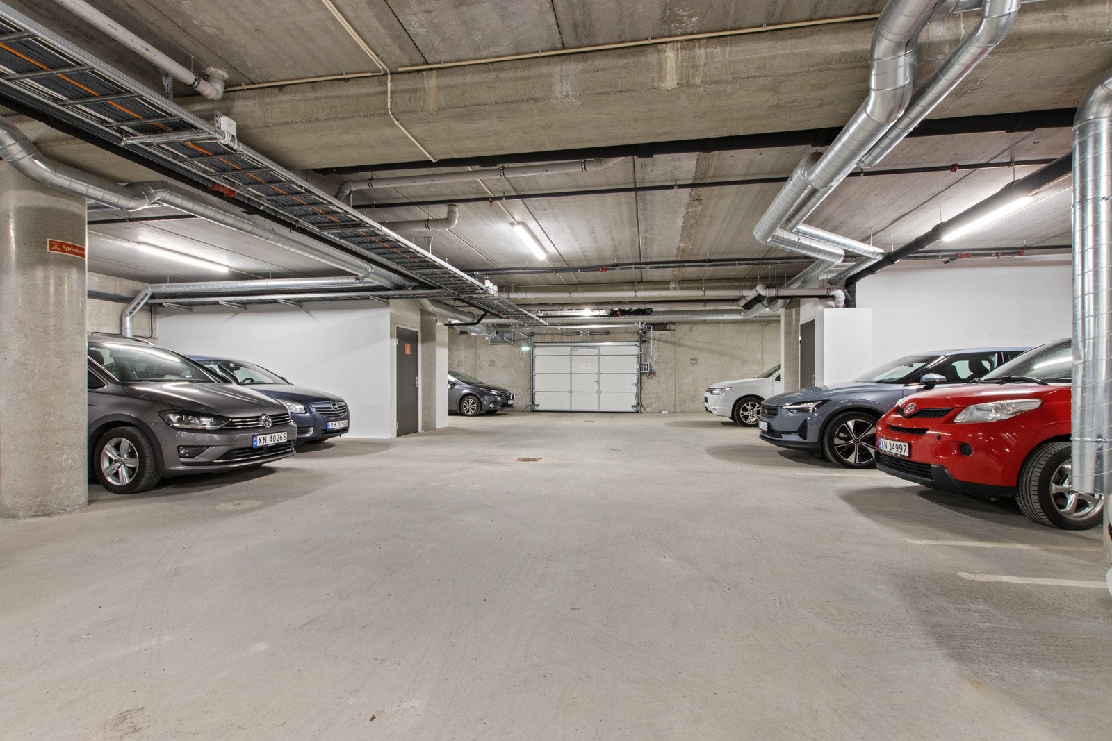 Fast plass i garasjekjeller med elbillader. Galleribilde
