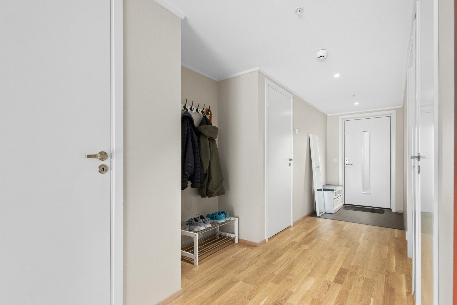 Entrè med plass for garderobe. Galleribilde