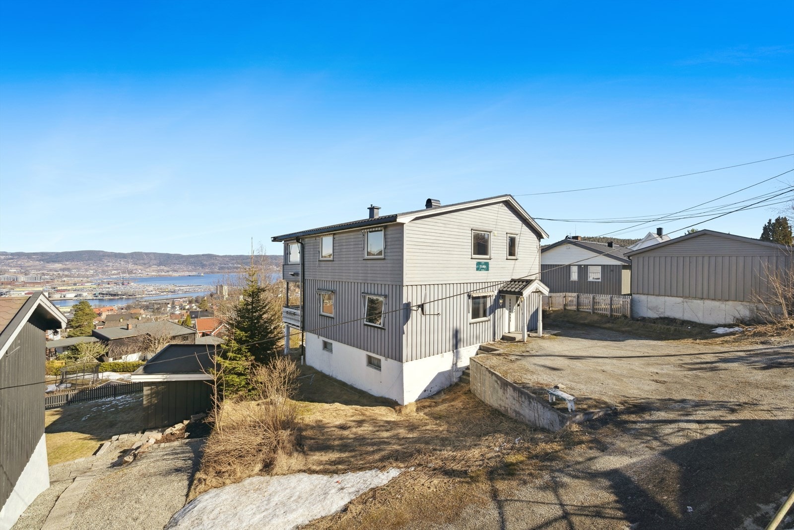 Eiendommen har en fin beliggenhet på Austad med fantastisk utsikt. Galleribilde