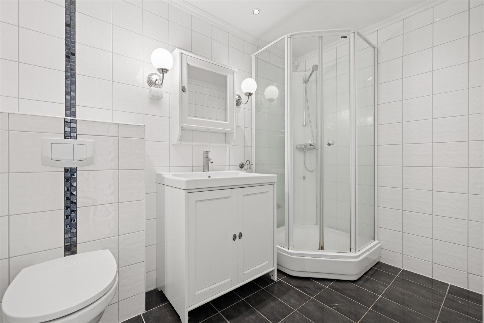 Badet i andre etasje har flislagte vegger og flislagt gulv med elektriske varmekabler. Galleribilde