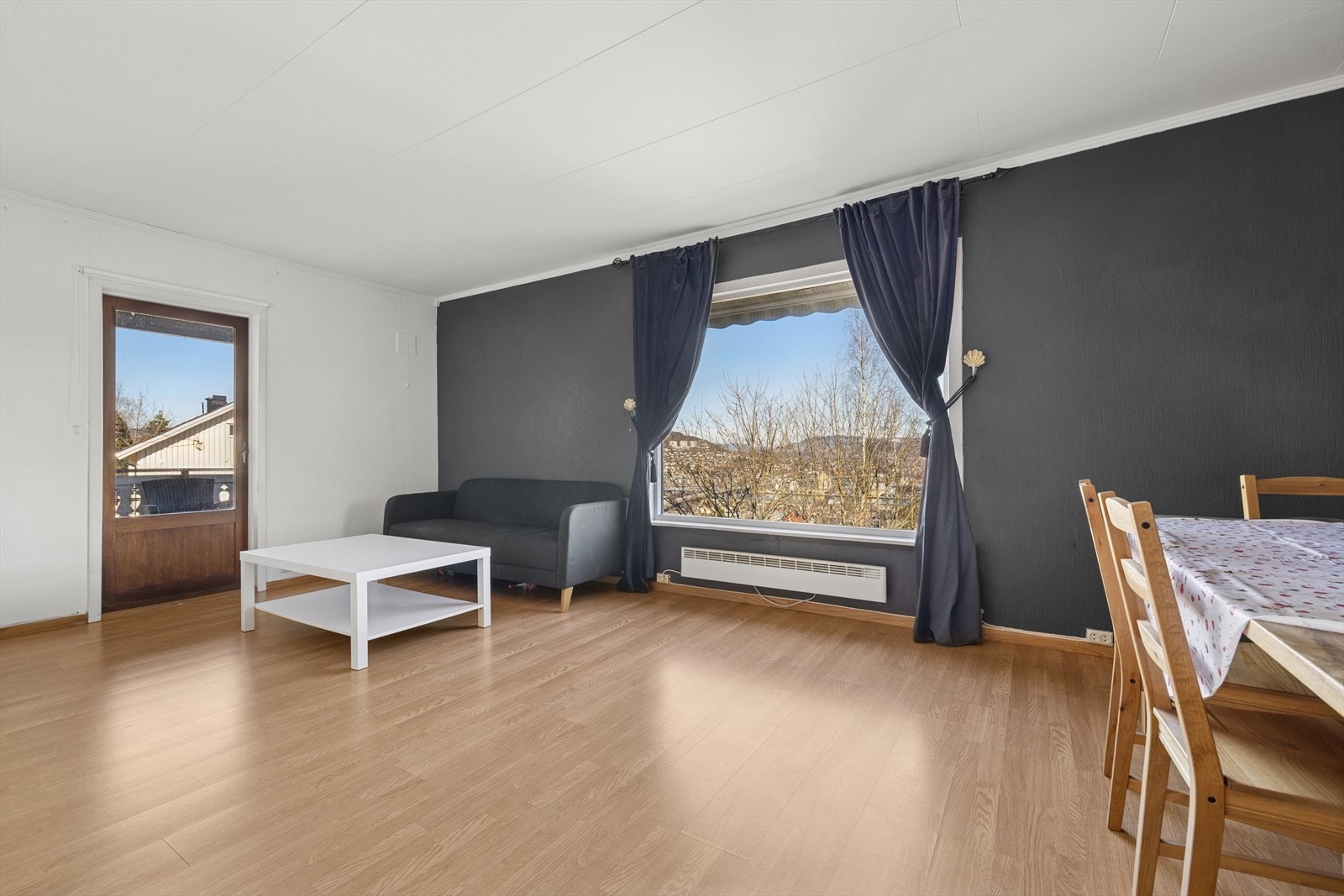 Stuen i første etasje er av god størrelse med plass til å ha både sofagruppe og spisegruppe. Galleribilde