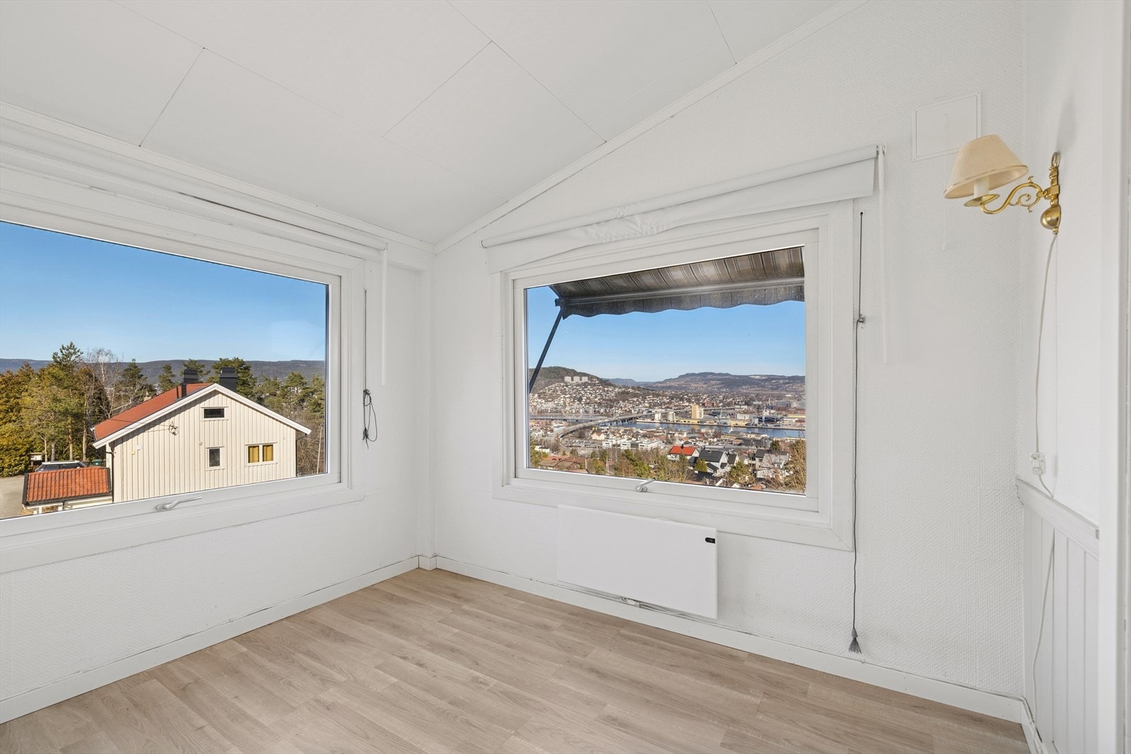 Opprinnelig veranda omgjort til soverom - ikke godkjent eller søkt om se punkt "Ferdigattest". Galleribilde