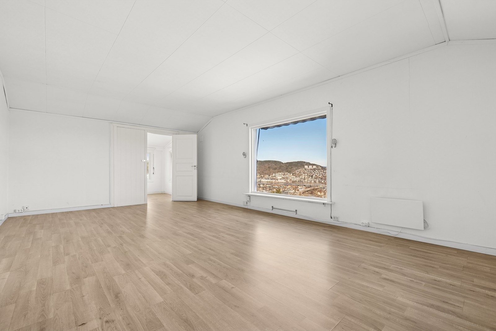 Austadveien 65 presenteres av Andrea Røkke Steen og Amanda Jarnang v/DNB Eiendom. Galleribilde