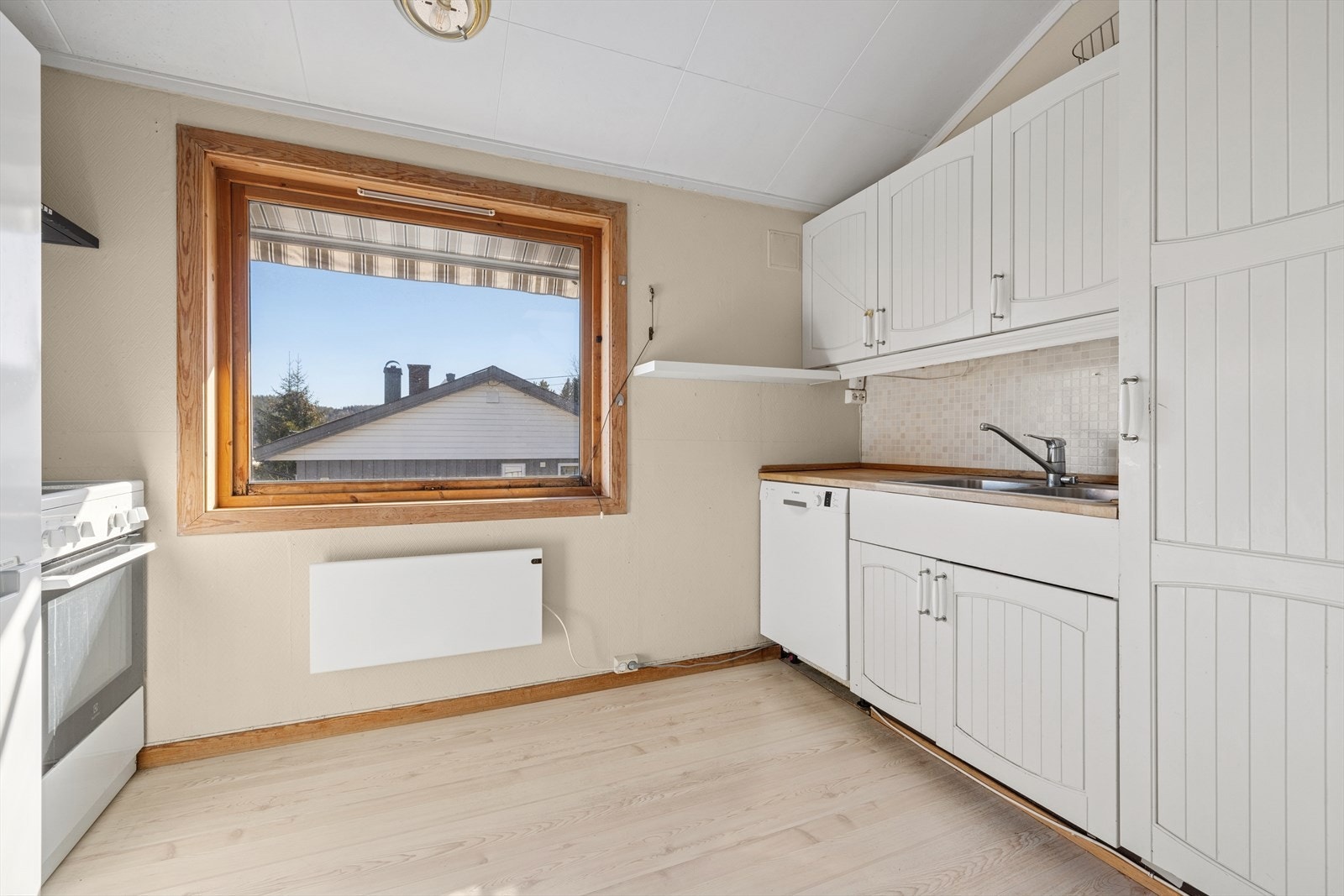 Kjøkkenet i andre etasje består av lyse, profilerte fronter og heltre benkeplate. Galleribilde