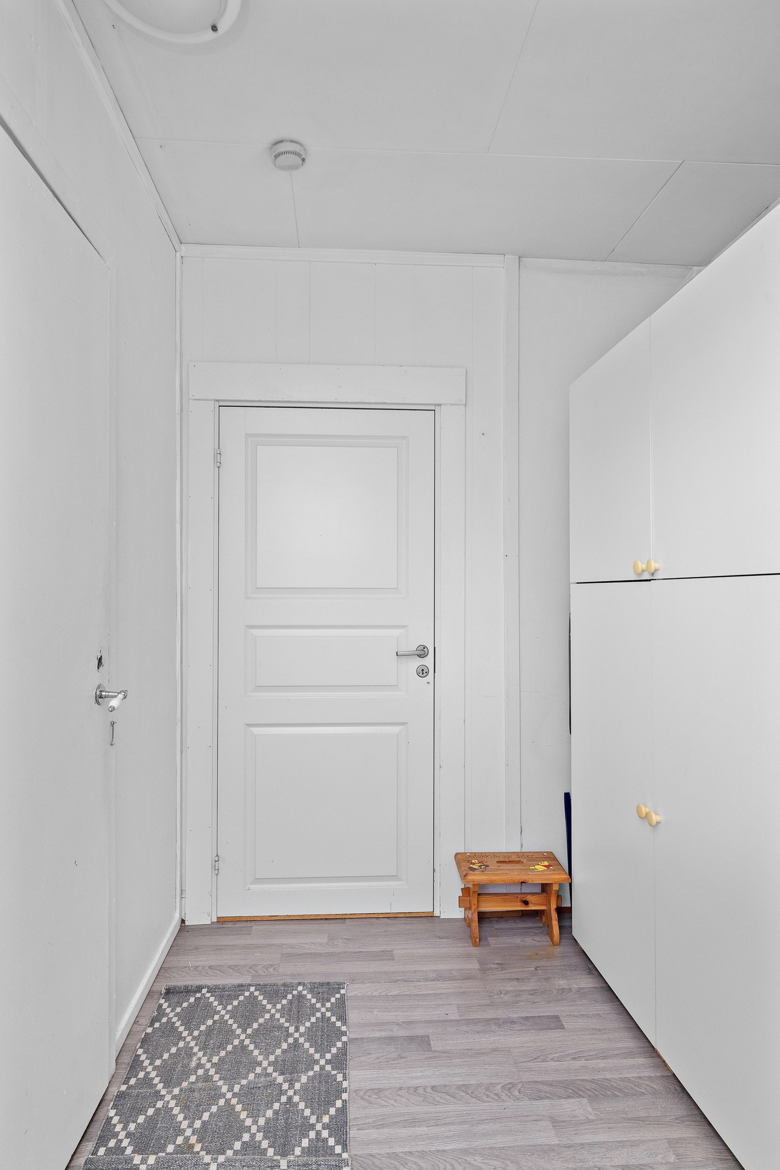 Mellomgang 1 etg mellom kjøkken soverom, bad og stue. Galleribilde