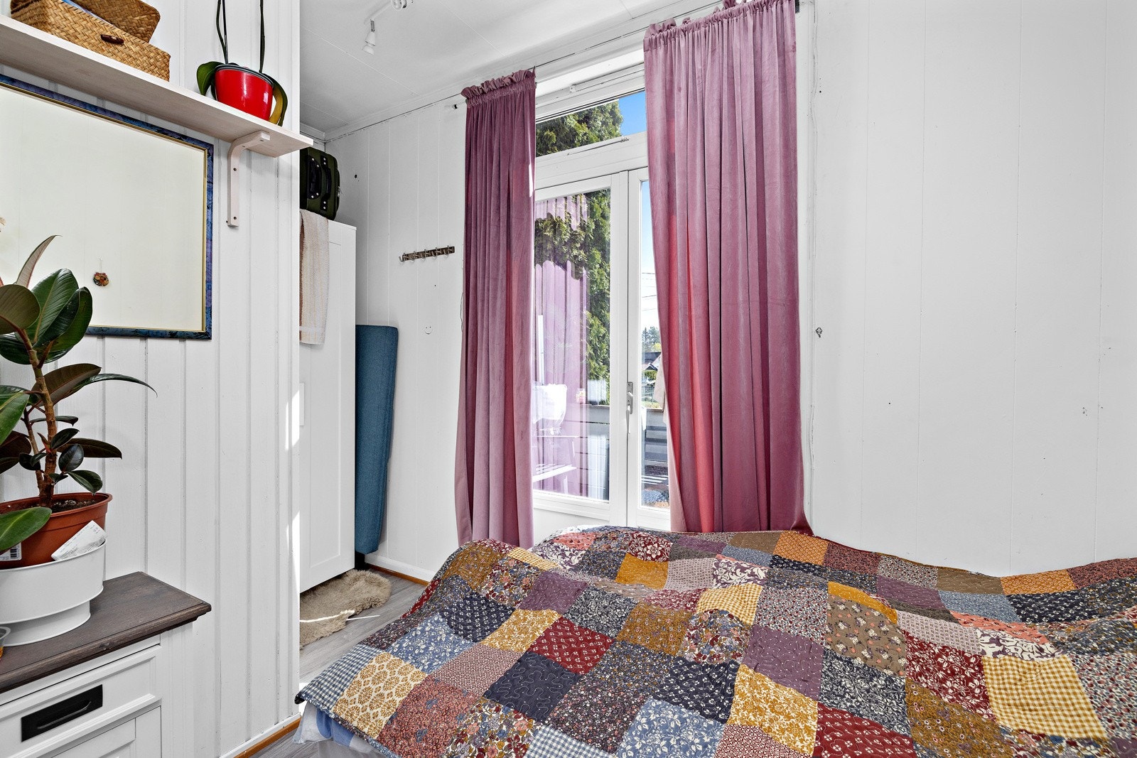 Soverom 1. etg med dør til terrasse Galleribilde