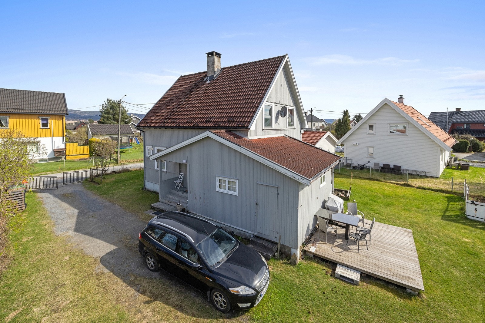 Eiendommen har rikelig med oppstillingsplass for biler. Galleribilde