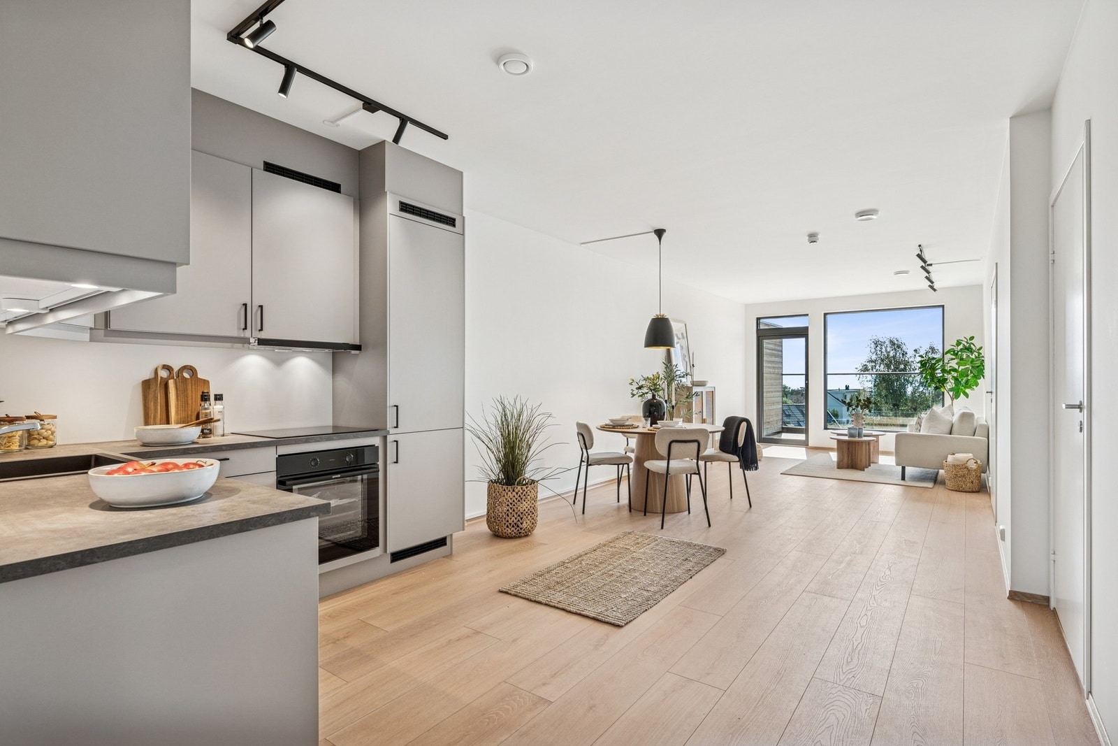 Romslig og moderne oppholdsrom med naturlig plassering av sofa og spisebord. Galleribilde