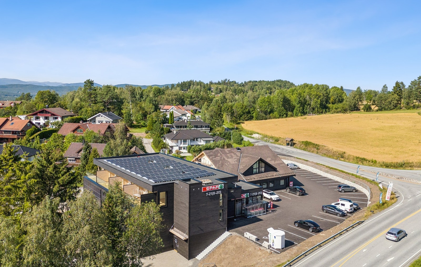Fasadebilde av bygget - leiligheten ligger i toppetasjen med flott utsikt og solrike forhold. Galleribilde
