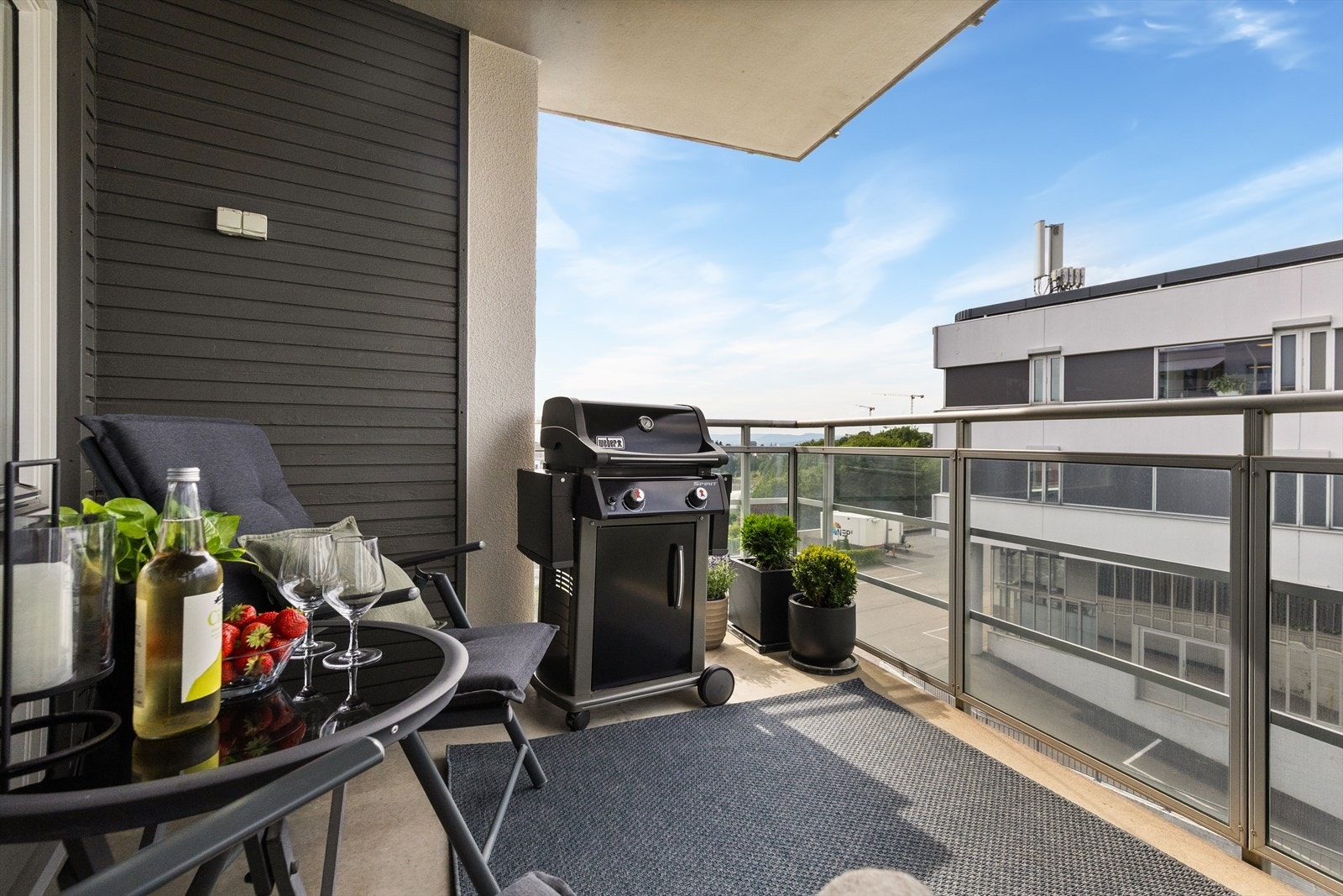 Hyggelig balkong med plass til grillen Galleribilde