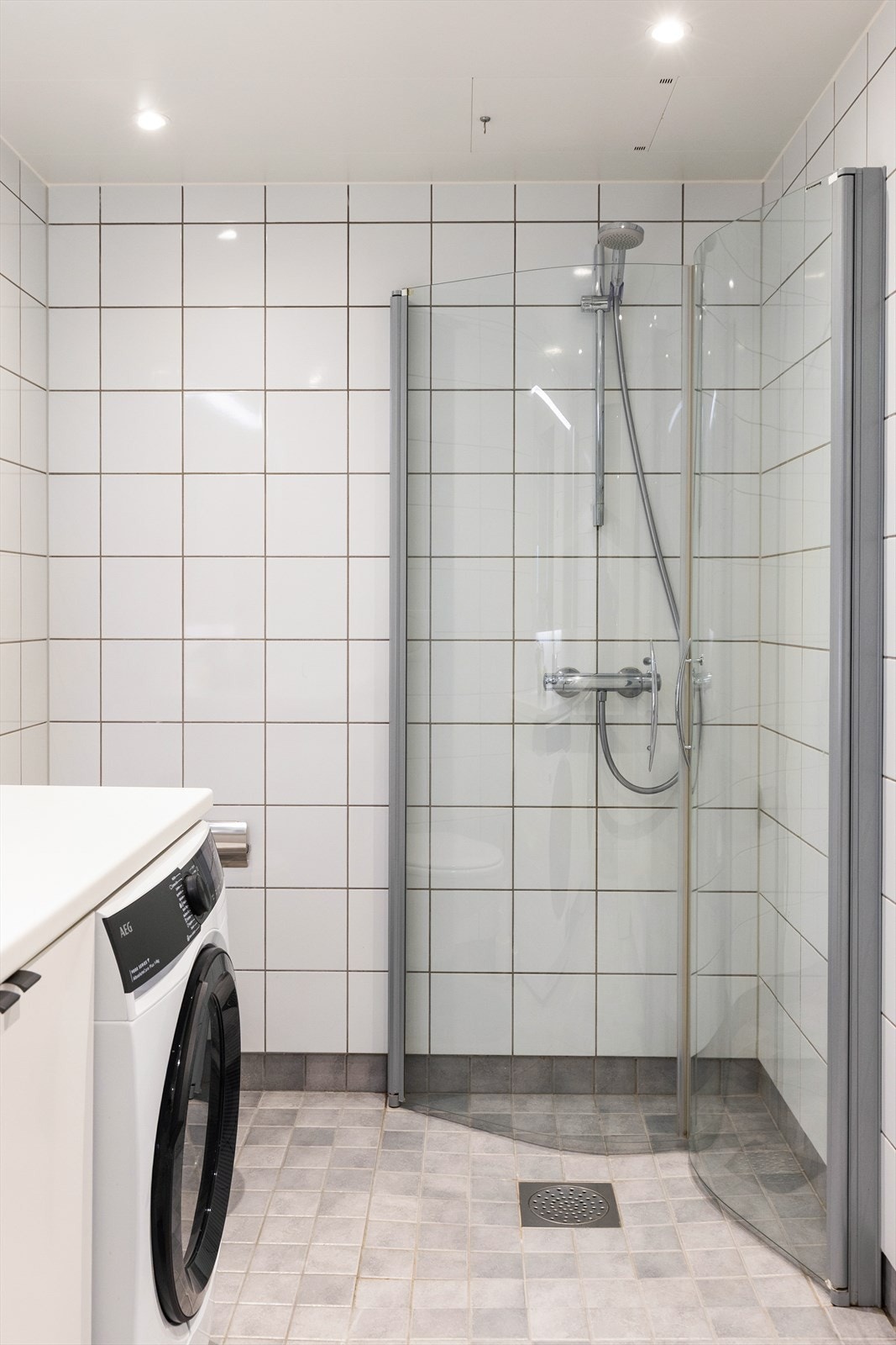 Det er dusj, servantskap og vegghengt WC Galleribilde