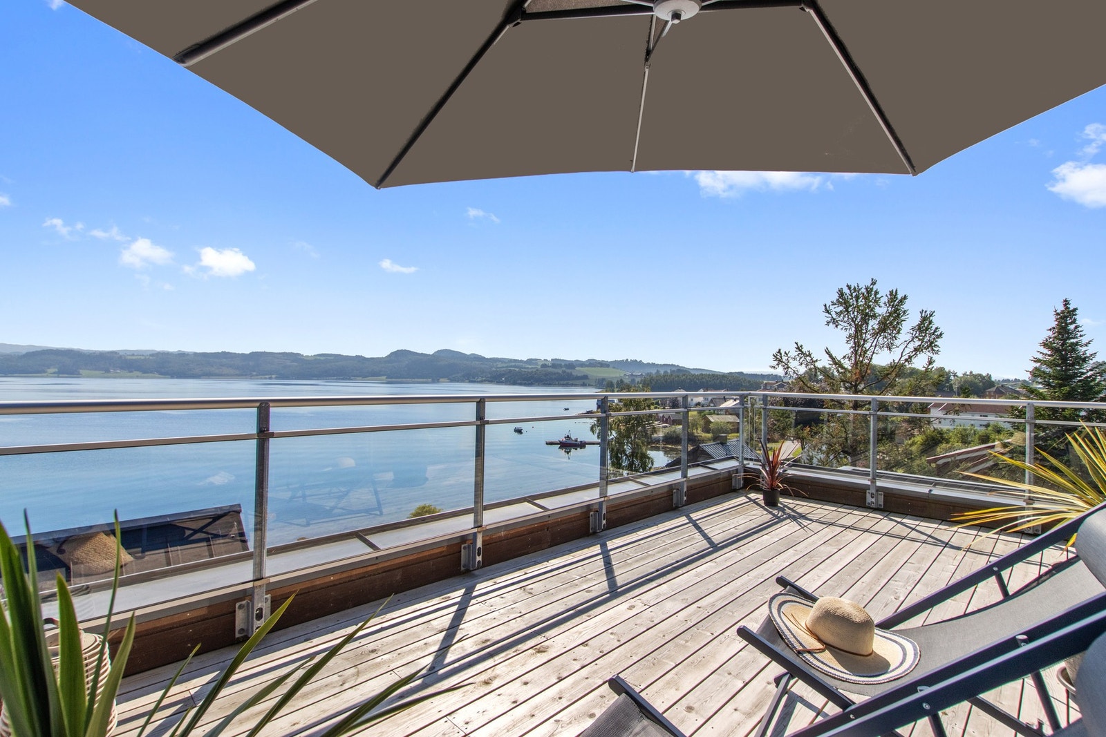 Leiligheten har flott sjøutsikt fra begge etasjene og har 2 uteplasser. Galleribilde