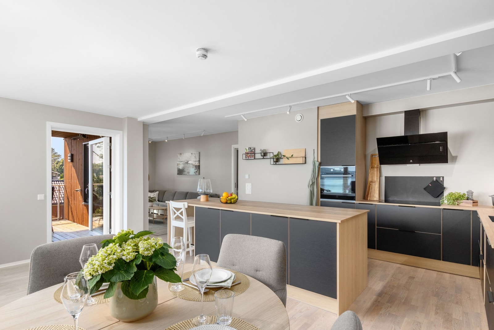 Romslig kjøkkenløsning med god plass til spisebord. Galleribilde