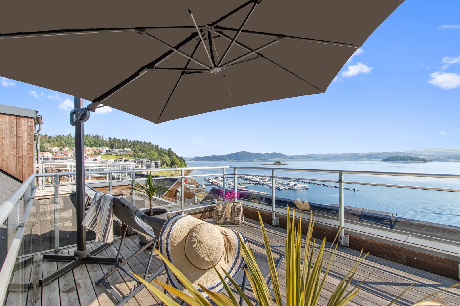 Flott takterrasse med utsikt over borgenfjorden. Galleribilde