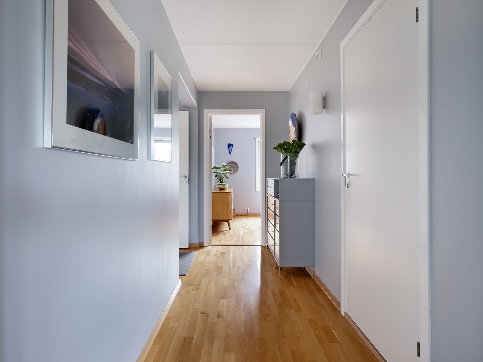 Dette er en romslig og innbydende entré med rikelig lagringsplass. Galleribilde