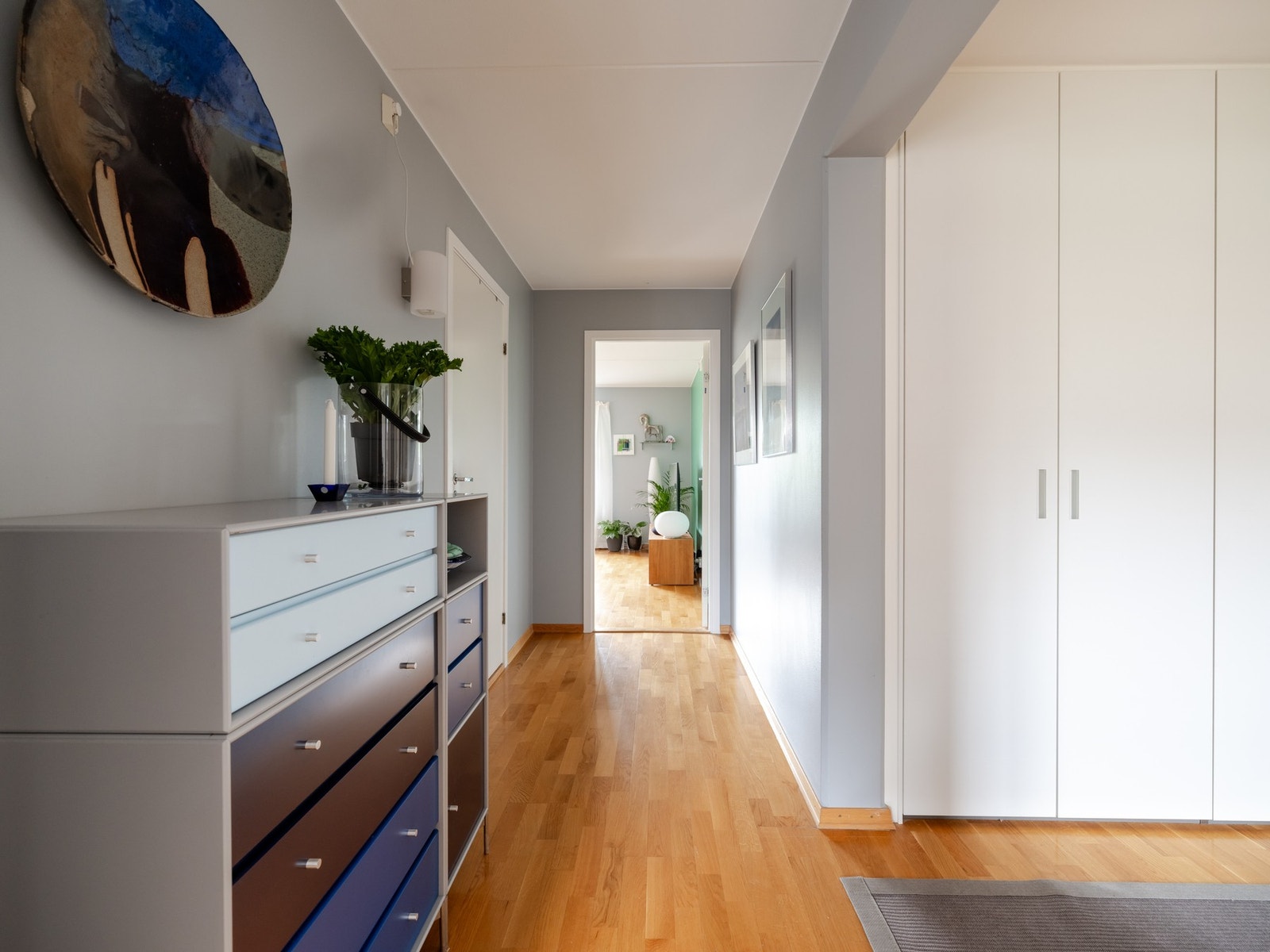 Boligens entré er knutepunktet i boligen med tilgang til alle rommene. Galleribilde