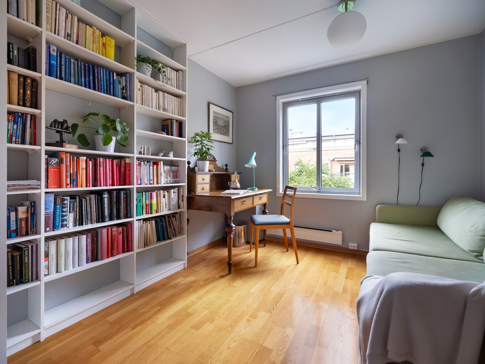 Soverom to har også fin plass til seng, kontorpult og oppbevaringsmøblement. Galleribilde