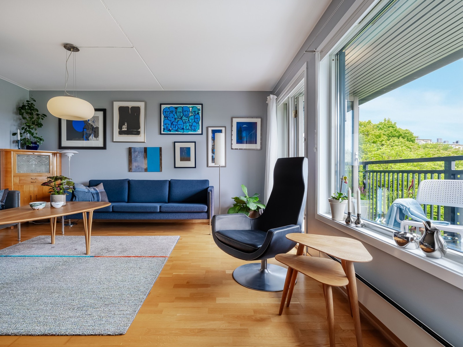 Stuen har godt med plass til sofagruppe, salongbord, TV/mediemøblement og tilhørende mediemøblement. Galleribilde