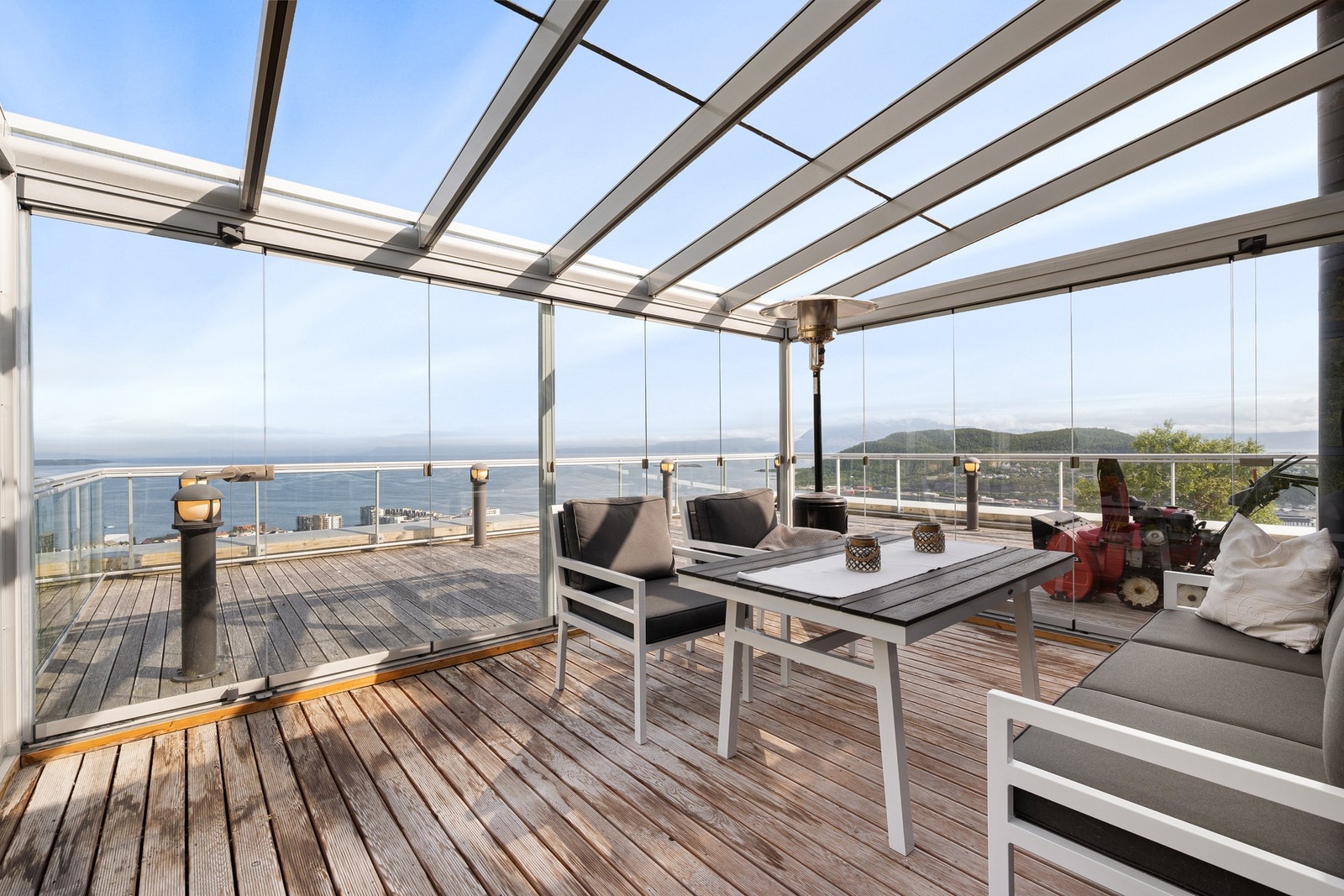 Stor vinterhage tilhørende hoveddel av boligen Galleribilde