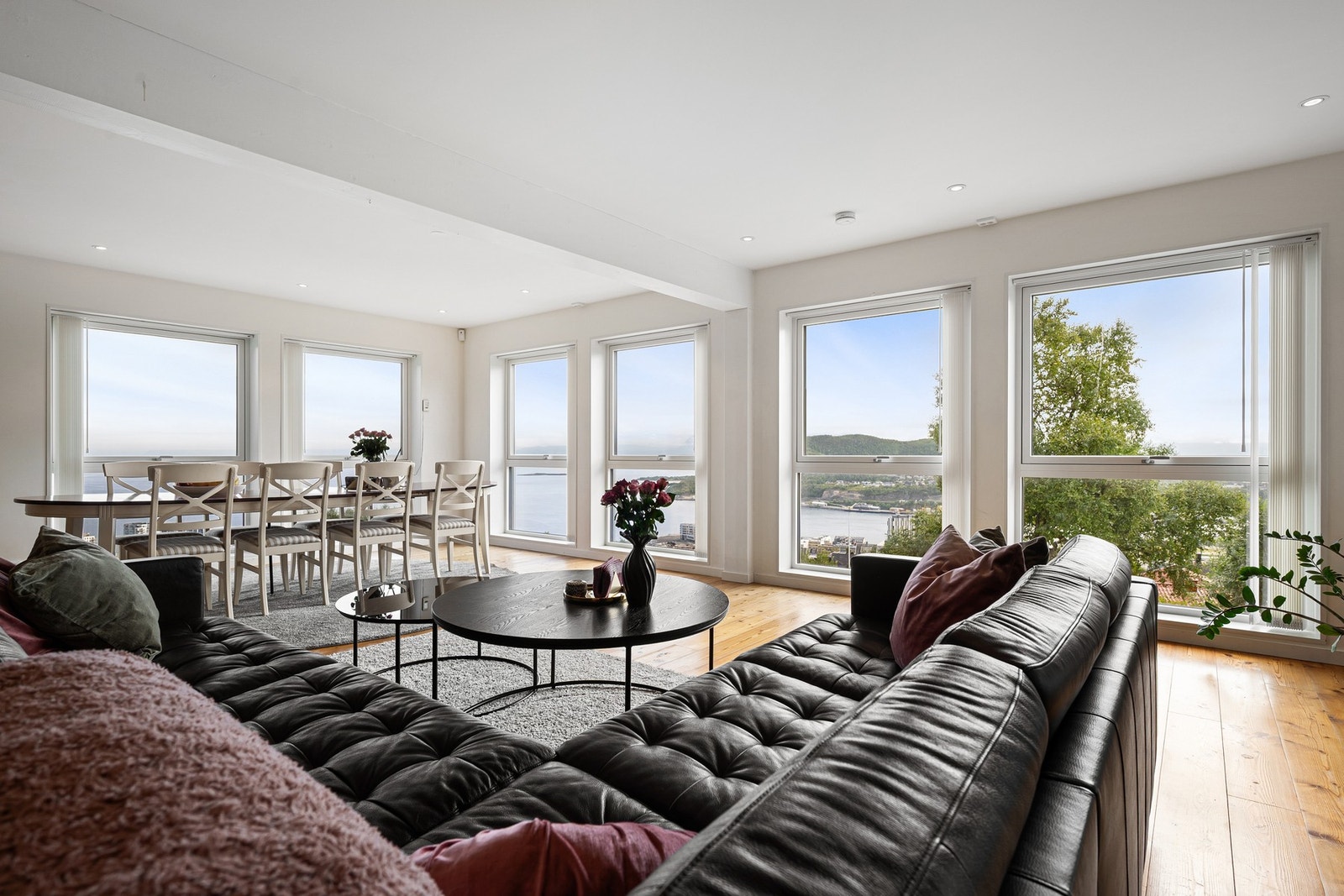 Velkommen inn - meget tiltalende stue med stilrene overflater og listefritt mellom vegger og tak Galleribilde