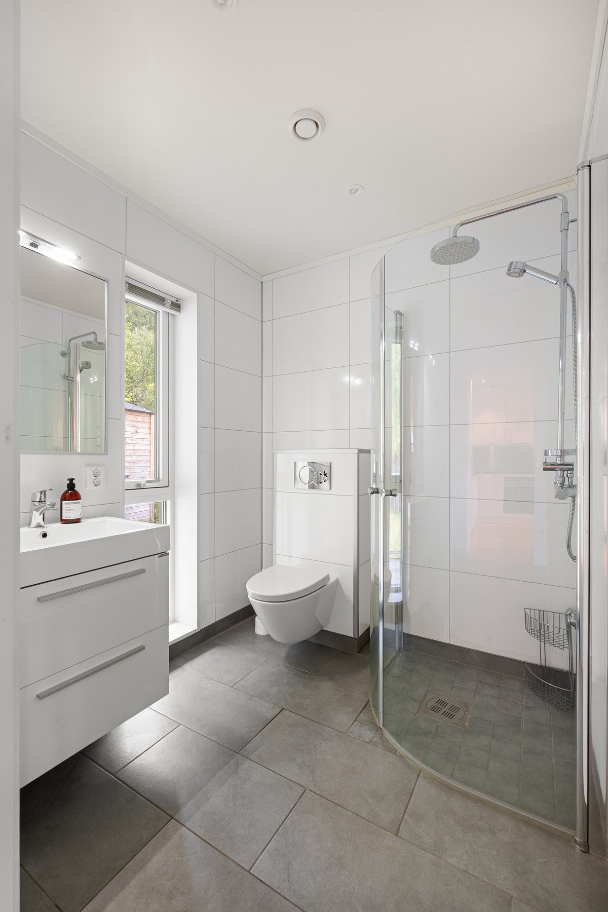 Pent, flislagt bad med varmekabler i gulvet Galleribilde