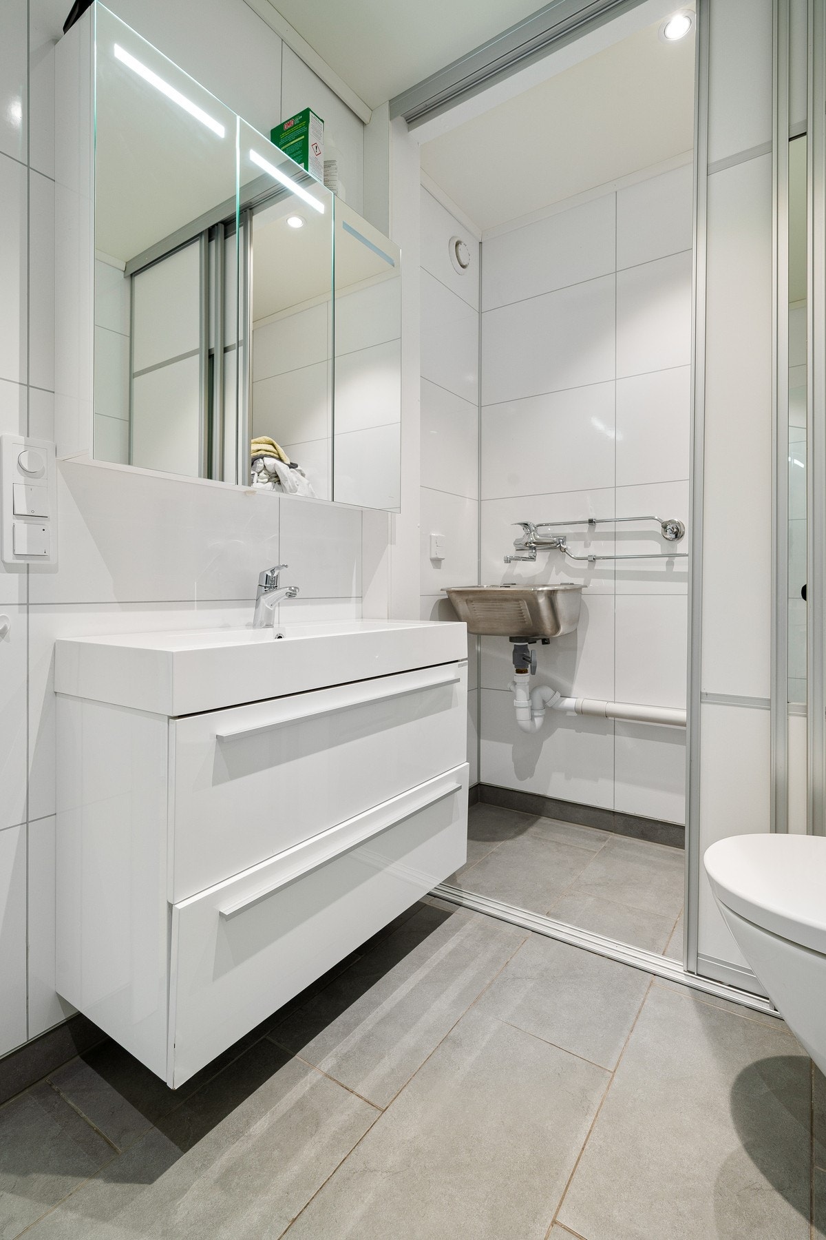 Bak skyvedørene finner du opplegg og plass til vaskemaskin i tillegg til utslagsvask Galleribilde