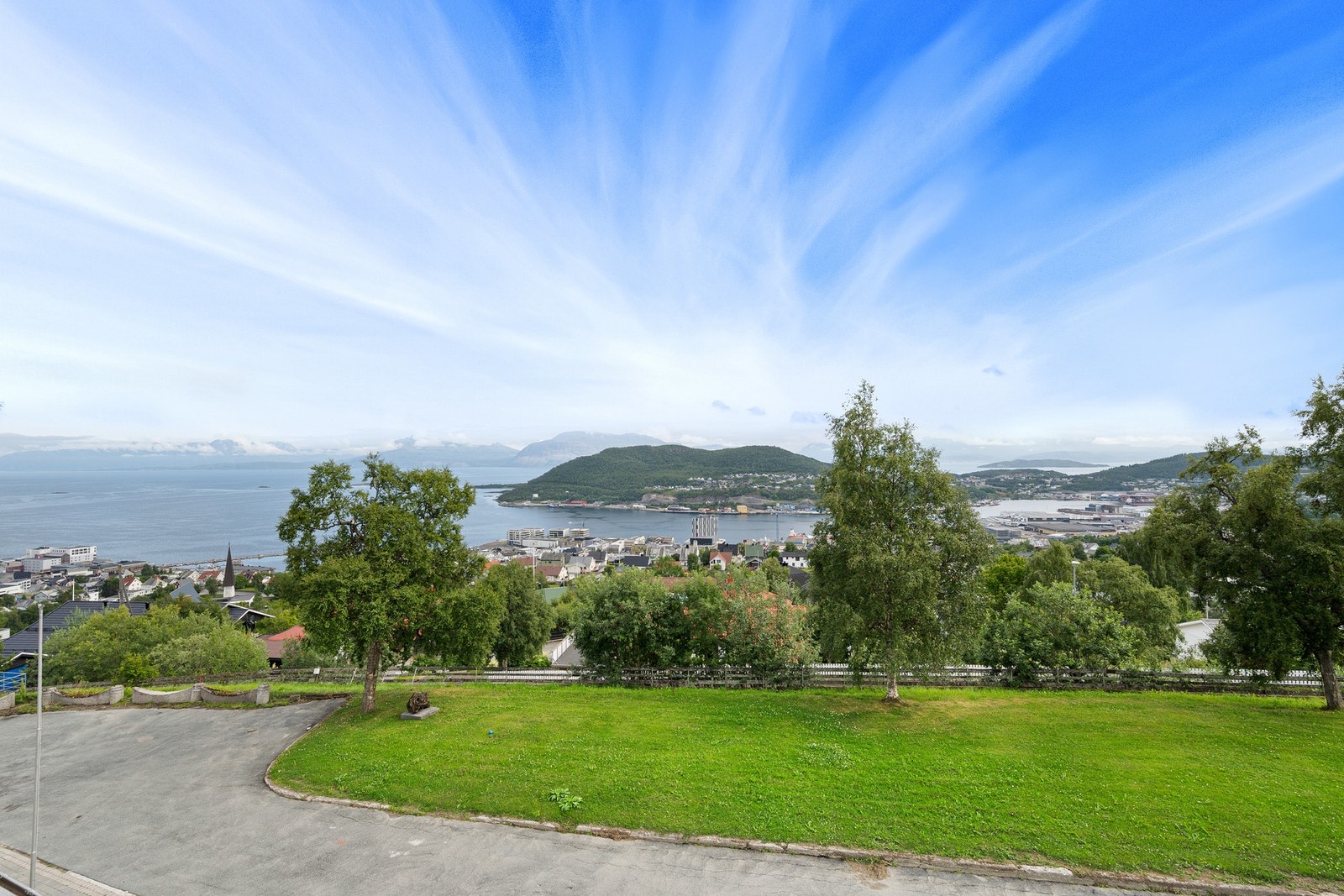 Innerst i veien er det rikelig med parkeringsmuligheter Galleribilde