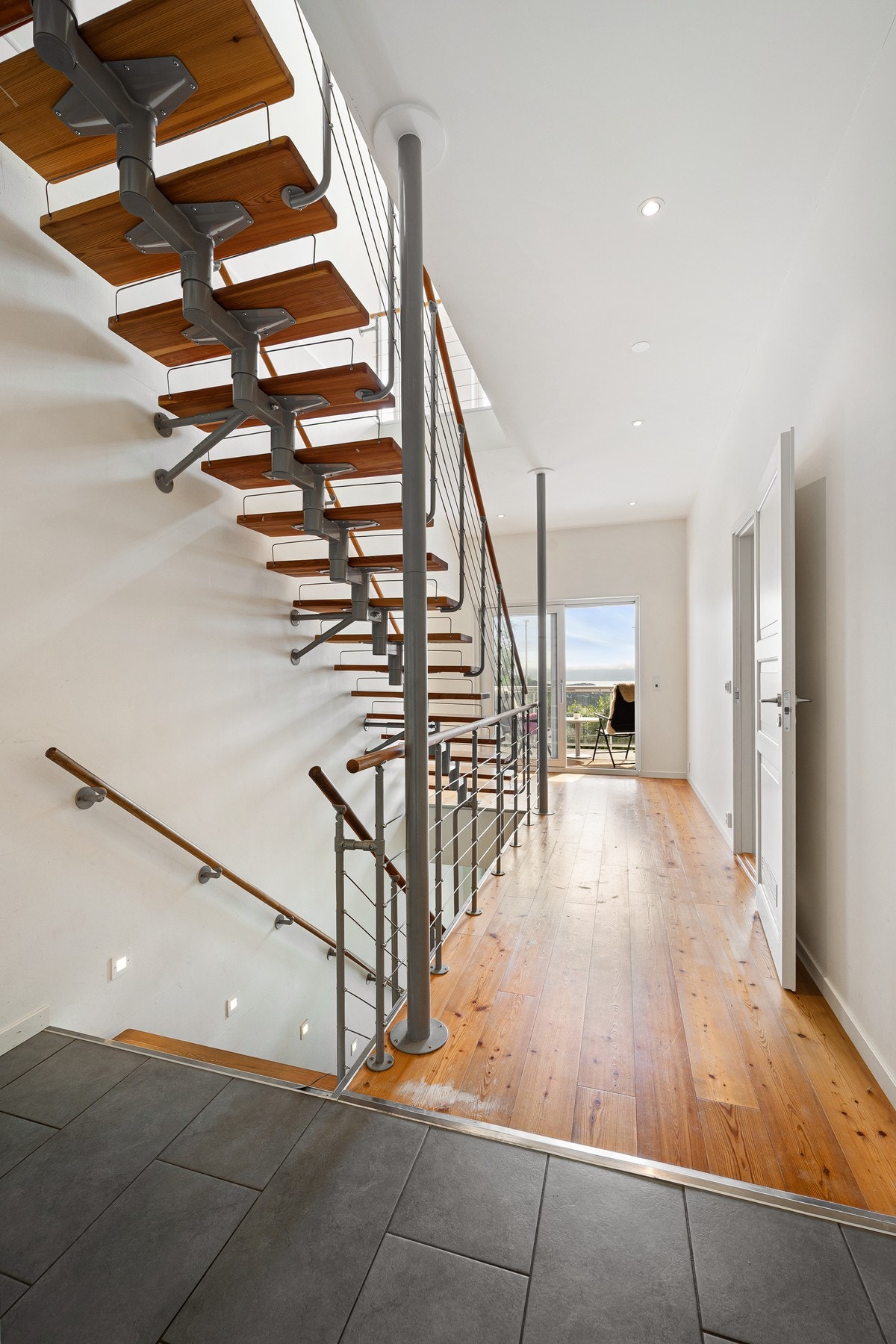 Gang - rett frem er det adkomst til balkong, i motsatt ende er det adkomst til overbygd terrasse Galleribilde